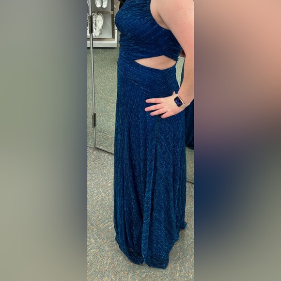 Beautiful Formal Dress. Betsy & Adam sz. 8 - Picture 2 of 4